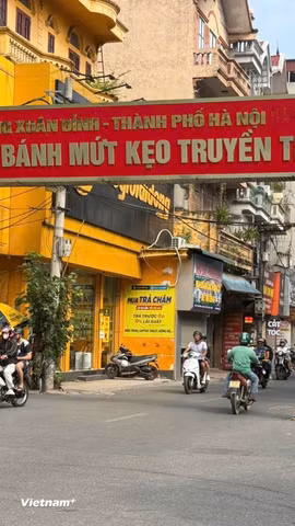 Cổng vào làng nghề bánh mứt kẹo truyền thống tại phường Xuân Đỉnh. (Ảnh: Vietnam+)