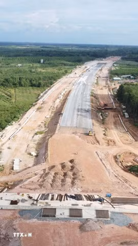 Một đoạn tuyến cao tốc Thành phố Hồ Chí Minh - Thủ Dầu Một - Chơn Thành đang được hình thành, với nền đường, cầu và các hạng mục phụ trợ được triển khai đồng thời. (Ảnh: Đậu Tất Thành/TTXVN)