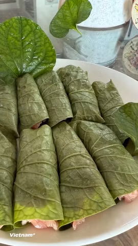 Chả lá lốt - Món ăn thấm đẫm hồn quê và nếp sống người Việt, tiếng thơm bay xa vượt ra ngoài biên giới với xưng danh "món ăn ngon nhất hành tinh". (Ảnh: Thái Hà/Vietnam+)