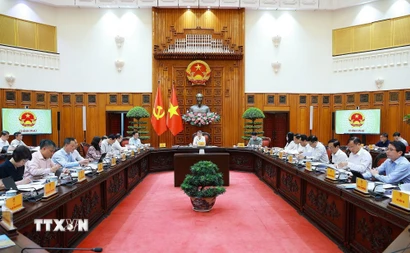 Thủ tướng Lê Minh Hưng làm việc với lãnh đạo các bộ, ngành liên quan về công nghệ chiến lược và sản phẩm công nghệ chiến lược. (Ảnh: Dương Giang/TTXVN)