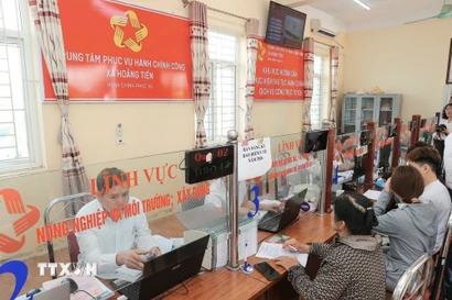 Hoạt động giải quyết thủ tục hành chính tại Trung tâm Phục vụ hành chính công xã Hoằng Tiến (Thanh Hoá). (Ảnh: Minh Quyết/TTXVN)