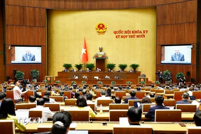 Phó Thủ tướng Thường trực Chính phủ Nguyễn Hòa Bình trình bày Báo cáo về việc thực hiện một số nghị quyết của Quốc hội nhiệm kỳ khóa XIV và khóa XV về giám sát chuyên đề, chất vấn. (Ảnh: Doãn Tấn/TTXVN)