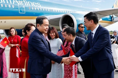 Lễ đón Chủ tịch Quốc hội Trần Thanh Mẫn và Phu nhân tại Sân bay quốc tế Bunga Raya Complex, thủ đô Kuala Lumpur. (Ảnh: Doãn Tấn/TTXVN)