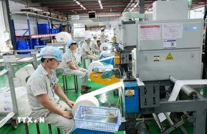 Dây chuyền sản xuất bao bì giấy tại Công ty Cổ phần Sản xuất và Xuất nhập khẩu Bao bì Thăng Long (phường Từ Sơn, tỉnh Bắc Ninh) được vận hành theo mô hình nhà máy thông minh. (Ảnh: Đồng Thúy /TTXVN)