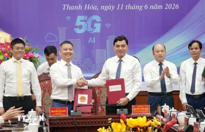 Lãnh đạo Ủy ban Nhân dân tỉnh Thanh Hóa ký kết biên bản hợp tác với lãnh đạo Công ty Cổ phần Tập đoàn G về chuyển đổi số. (Ảnh: Việt Hoàng/TTXVN)