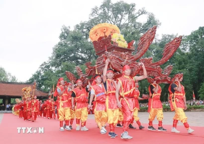 Lễ hội Lam Kinh được bắt đầu với nghi thức rước kiệu truyền thống. (Ảnh: Hoa Mai/ TTXVN)