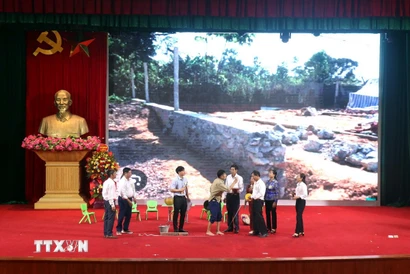 Một tiết mục thi tìm hiểu pháp luật. (Nguồn: TTXVN)