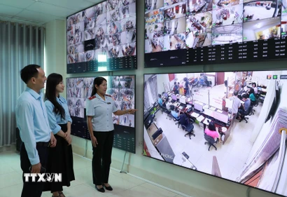 Việc phục vụ người dân đến làm thủ tục hành chính tại Trung tâm phục vụ hành chính công tỉnh Lai Châu luôn được giám sát chặt chẽ. (Ảnh: Việt Dũng/TTXVN)