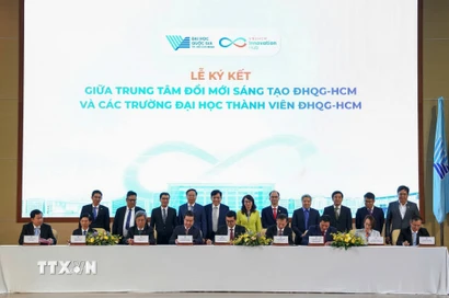 Trung tâm Đổi mới sáng tạo và 8 trường đại học thành viên của Đại học Quốc gia Thành phố Hồ Chí Minh ký thỏa thuận hợp tác trong triển khai các nhiệm vụ đổi mới sáng tạo. (Ảnh: Thu Hoài/TTXVN)