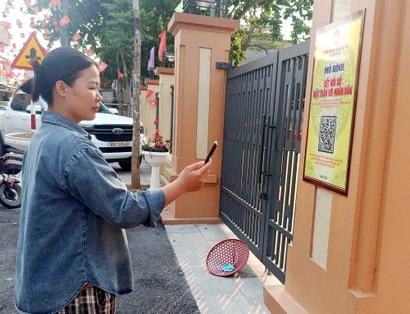 Người dân phường Mỹ Hào (Hưng Yên) phản ánh những ý kiến, kiến nghị qua hòm thư trực tuyến ở mô hình “Kết nối số - Mặt trận với Nhân dân.” (Ảnh: Thế Duyệt/TTXVN)