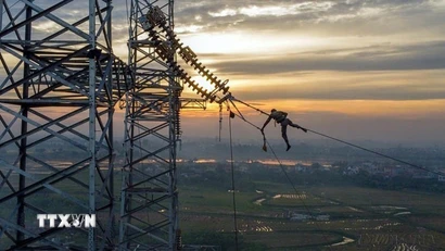 Công trường thi công Đường dây 500kV mạch 3 từ Quảng Trạch (Quảng Bình) đến Phố Nối (Hưng Yên). (Ảnh: Huy Hùng/TTXVN)