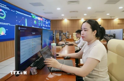 Trung tâm IOC Khánh Hòa liên tục cập nhật dữ liệu phục vụ điều hành phát triển kinh tế-xã hội của địa phương. (Ảnh: Xuân Triệu/TTXVN)
