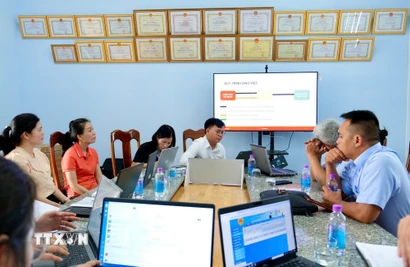Tập huấn công tác chuyển đổi số nhằm nâng cao kỹ năng số và giải quyết thành thạo công tác số cho cán bộ, công viên chức xã Diên Lạc, tỉnh Khánh Hòa. (Ảnh: Phan Sáu/TTXVN)