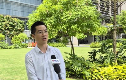 Tiến sỹ Hà Sơn Tùng, Phó Trưởng khoa Khoa Công nghệ quang học tiên tiến ASTAR, trả lời phỏng vấn phóng viên TTXVN. (Ảnh: Việt Dũng/TTXVN)