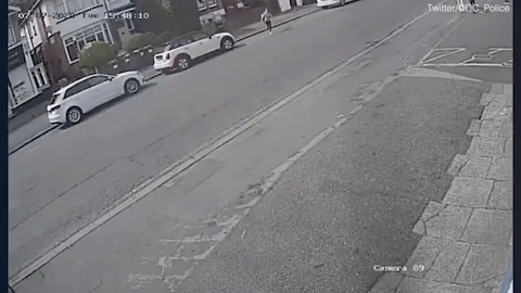 Kinh hãi khoảnh khắc bé gái chạy qua đường bị xe ôtô hất văng lên trời ảnh 1