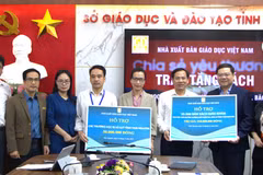 Ông Nguyễn Mạnh Hùng – Thành viên Hội đồng Thành viên Nhà xuất bản Giáo dục Việt Nam (thứ hai từ phải qua) trao hỗ trợ cho Sở Giáo dục và Đào tạo tỉnh Thái Nguyên. (Ảnh: Khánh An/Vietnam+)