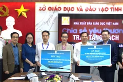 Ông Nguyễn Mạnh Hùng – Thành viên Hội đồng Thành viên Nhà xuất bản Giáo dục Việt Nam (thứ hai từ phải qua) trao hỗ trợ cho Sở Giáo dục và Đào tạo tỉnh Thái Nguyên. (Ảnh: Khánh An/Vietnam+)