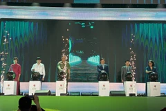 Ban tổ chức thực hiện nghi thức phát động cuộc thi. (Ảnh: PV/Vietnam+)