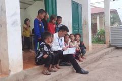 Thầy Hải cùng các em học sinh. (Ảnh: NVCC)