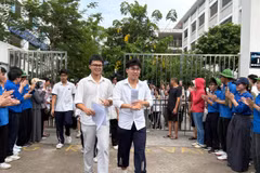 Thí sinh rời điểm thi Tốt nghiệp Trung học phổ thông sau môn thi cuối. (Ảnh: Phạm Mai/Vietnam+)
