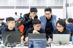 Học viên được đào tạo qua các bài toán mô phỏng thực chiến dưới sự hướng dẫn của các chuyên gia. (Ảnh: Vietnam+) 