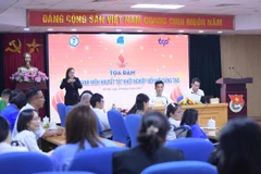 Tọa đàm “Hỗ trợ thanh niên khuyết tật khởi nghiệp, đổi mới sáng tạo” nhằm tìm giải pháp hỗ trợ thanh niên khuyết tật khởi nghiệp. (Ảnh: PV/Vietnam+)