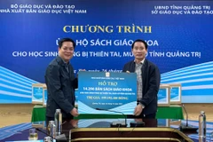 Nhà xuất bản Giáo dục Việt Nam đã trao tặng hơn 14.296 bản sách giáo khoa cho các trường tỉnh Quảng Trị. (Ảnh: PV/Vietnam+)