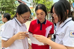 Thí sinh thảo luận bài sau giờ thi vào lớp 10. (Ảnh: Phạm Mai/Vietnam+)