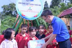 Bí thư Trung ương Đoàn, Chủ tịch Trung ương Hội Liên hiệp thanh niên Việt Nam Nguyễn Tường Lâm trao quà cho các em học sinh. (Ảnh: PV/Vietnam+)
