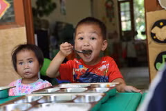 Học sinh Trường mầm non Thái An, tỉnh Cao Bằng ăn bữa trưa tại trường. (Ảnh: PM/Vietnam+)