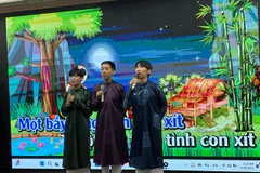 Các sinh viên nước ngoài của Trường Đại học Ngoại ngữ biểu diễn bài Trống cơm. (Ảnh: PV/Vietnam+)