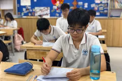 Học sinh Trường trung học cơ sở Cầu Giấy ôn thi vào trường chuyên. (Ảnh: Phạm Mai/Vietnam+)
