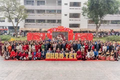 Sinh viên Trường Đại học Ngoại thương đón Tết. (Ảnh: PV/Vietnam+)