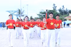 Nghi thức rước đuốc khởi động hành trình “Tôi yêu Tổ quốc tôi” năm 2026. (Ảnh: PV/Vietnam+)