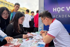 Sinh viên tìm hiểu thông tin tuyển sinh và cơ hội nghề nghiệp tại gian tư vấn của Học viện Báo chí và Tuyên truyền. (Ảnh: Học Viện Báo chí và Truyền thông)