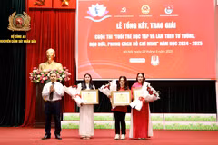 Ban tổ chức trao giải cho các cá nhân. (Ảnh: PV/Vietnam+)