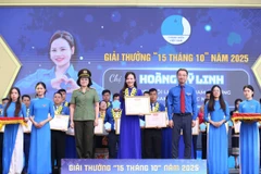 Ban tổ chức trao giải thưởng cho các cá nhân. (Ảnh: PV/Vietnam+)