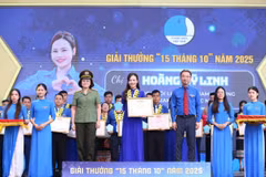 Ban tổ chức trao giải thưởng cho các cá nhân. (Ảnh: PV/Vietnam+)