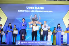Ban tổ chức trao giải cho các cá nhân. (Ảnh: PV/Vietnam+)