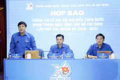Ban tổ chức trao đổi với báo chí tại buổi họp báo. (Ảnh: Vietnam+)