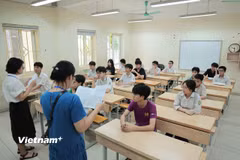 Thí sinh làm thủ tục dự thi sáng nay. (Ảnh: Hoài Nam/Vietnam+)