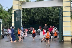 Học sinh Hà Nội trở lại trường sau hai ngày nghỉ vì bão số 11. (Ảnh: PV/Vietnam+)