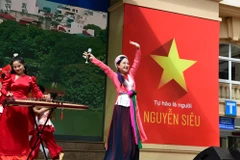 Nghệ sỹ Nhân dân Thu Huyền khuấy động cả sân trường Nguyễn Siêu với bài hát "Kiếp sau vẫn là người Việt Nam". (Ảnh: PV/Vietnam+)