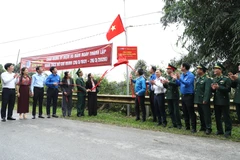 Khánh thành Công trình “Thắp sáng đường biên” dài 3 km với 70 đèn năng lượng mặt trời được lắp đặt tại thôn Hà Trai, xã Sơn Kim 1. (Ảnh: BTC)