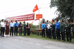 Khánh thành Công trình “Thắp sáng đường biên” dài 3 km với 70 đèn năng lượng mặt trời được lắp đặt tại thôn Hà Trai, xã Sơn Kim 1. (Ảnh: BTC)