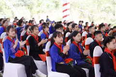 Học sinh trong lễ khởi công trường nội trú. (Ảnh: TTXVN)