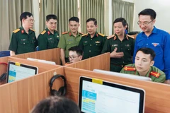 Lãnh đạo Trung ương Đoàn cùng đại diện các đơn vị liên quan thăm khu vực thi hưởng ứng của thí sinh tại buổi khai mạc Cuộc thi Olympic tiếng Anh dành cho cán bộ trẻ 2024. (Ảnh: BTC)