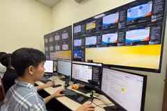 Đội ngũ kỹ thuật hỗ trợ việc tập huấn trực tuyến. (Ảnh: PV/Vietnam+)