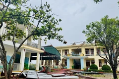 Trường Tiểu học Đồng Tiến, Hà Tĩnh bị tốc mái, hư hỏng nặng. (Ảnh: Hoàng Ngà/TTXVN)