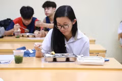 Học sinh Hà Nội phải ăn tối tại trường vì ảnh hưởng của cơn bão số 10. (Ảnh: NTCC)